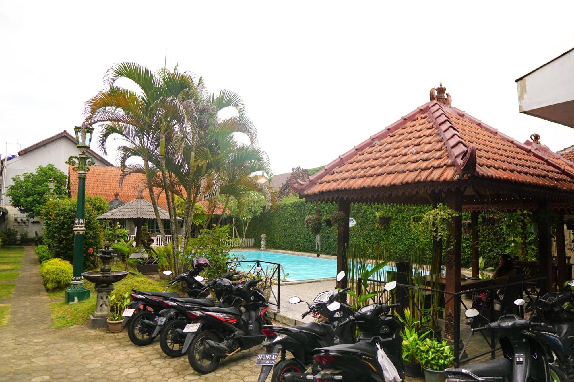 Hotel Tulips Yogyakarta Exterior photo